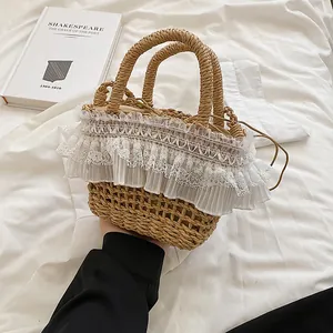 Sac à main en paille tressée avec bordure en dentelle blanche et volants de plage