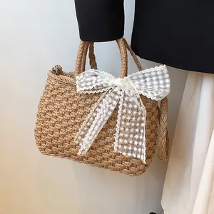 Sac cabas en paille tressée avec nœud en dentelle blanche et bandoulière amovible