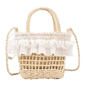 Sac seau en paille de style bohème avec bordure en dentelle blanche et bandoulière