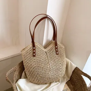 Borsa tote in paglia naturale intrecciata con manici in pelle marrone e trama a V