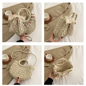 Dettagli della borsa in paglia intrecciata con fiocchi in pizzo e decorazioni floreali