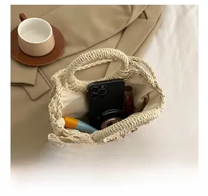 Vista interna che mostra la capienza della borsa da spiaggia in paglia con fiori