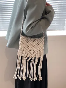 Borsa a tracolla boho in macramè bianco sporco con lunghe frange per le vacanze estive