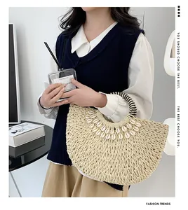 Details der handgewebten Strohtasche mit doppelten Muschelreihen und Streifengriff