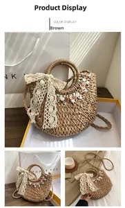 Dettaglio borsa di paglia marrone a semicerchio con fiocco in pizzo e fiori in tessuto