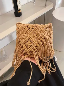 Borsa a tracolla bohémien in cotone intrecciata a mano con frange per vacanze al mare