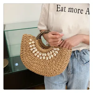 Strohtasche für den Strand mit Muscheldekor und zweifarbigen Flechtgriffen für Damen