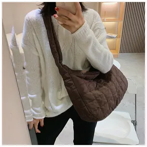 Sac hobo matelassé marron foncé avec bandoulière large et design en forme de croissant