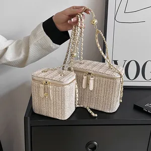 Sacs bandoulière en paille tressée avec chaîne dorée et design structuré