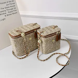 Sac boîte en paille avec bandoulière chaîne et ornement camélia en deux tailles