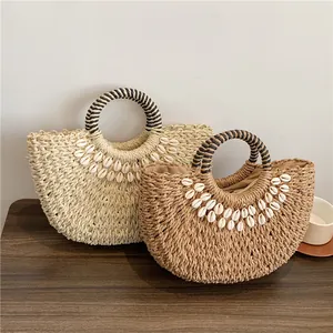 Handgefertigte Stroh-Strandtaschen mit Muscheldekor in Creme und Hellbraun für den Sommer