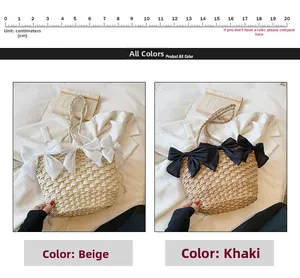 Détail de sacs à main en paille avec de grands nœuds en mousseline beige et kaki