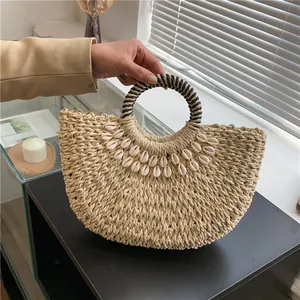 Handgefertigte Strohtasche mit Muscheldekor und Ringgriffen für den Sommerurlaub