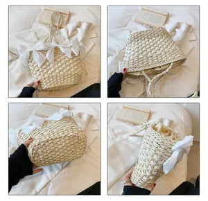 Détails d'un sac en paille tressée avec nœuds en mousseline et doublure à cordon