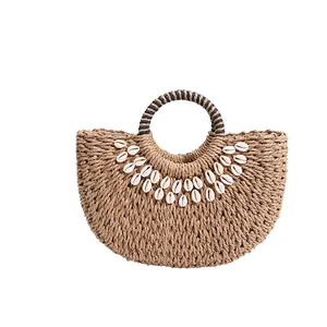 Handgefertigte halbrunde Strohhandtasche mit Muschelbesatz und runden Griffen