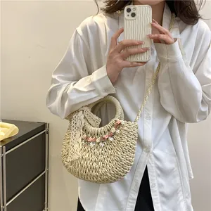 Borsa in paglia floreale con fiocco in pizzo e rose 3D per lo stile da spiaggia