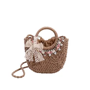 Borsa in paglia intrecciata con fiori, fiocco in pizzo e fodera per la spiaggia