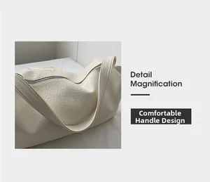 Détail du sac cabas blanc cassé montrant la texture plissée et la poignée confortable