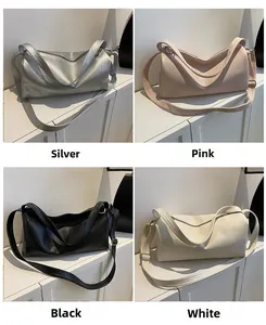 Sac Boston en argent, rose, noir et blanc avec texture grainée et bandoulière large
