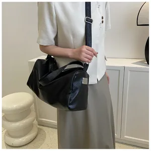 Vue détaillée de la texture en cuir PU noir et boucle argentée sur le sac à bandoulière