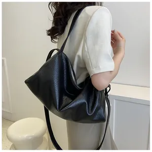 Détail du sac cabas en similicuir noir avec texture crocodile et bandoulière réglable