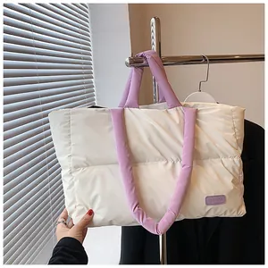 Dettaglio della borsa tote trapuntata con etichetta moda e manico viola