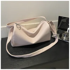 Détail du sac cabas rose clair avec texture galet et tirette de zip en anneau argenté