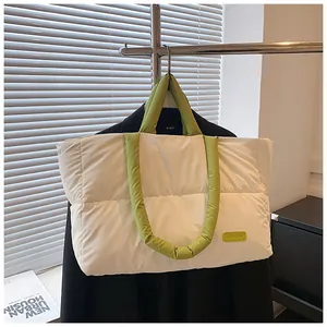 Dettaglio borsa tote trapuntata con manici verde neon ed etichetta logo di moda