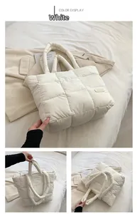 Detailopname van de crèmekleurige gewatteerde tas met ruitpatroon en modieus logo-patch