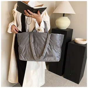Dettaglio della borsa tote trapuntata grigio scuro con etichetta in pelle Fashion