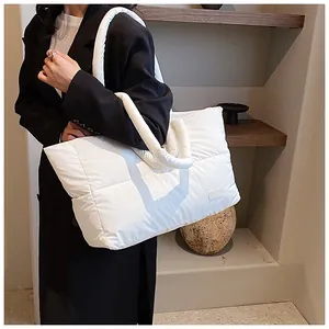 Dettaglio della borsa tote trapuntata bianca con texture soffice e manici imbottiti