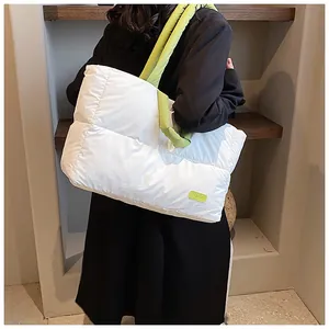 Dettaglio della borsa shopper trapuntata bianca con manici verde vivace e logo fashion