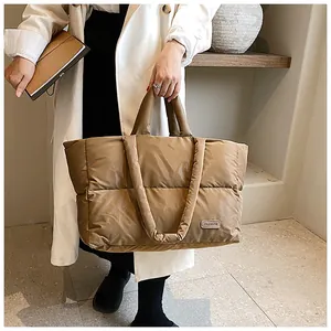 Dettaglio della borsa tote trapuntata kaki con placca in metallo e finitura imbottita