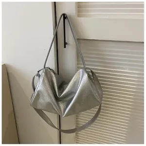 Détail montrant la texture craquelée argentée et le drapé souple du sac hobo chic