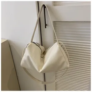 Détail du sac en cuir texturé crème avec fermeture éclair à anneau métallique