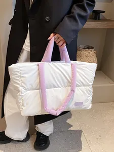 Grande borsa tote trapuntata in nylon bianco e lavanda per la moda casual da donna