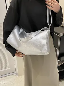 Sac fourre-tout argenté minimaliste avec texture craquelée pour un look quotidien chic