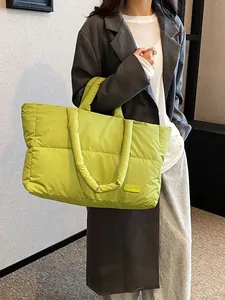 Borsa tote trapuntata verde brillante capiente con trama in stile piumino per le donne