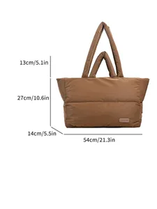 Borsa tote imbottita marrone con dimensioni 54x27x14cm e dettaglio etichetta moda
