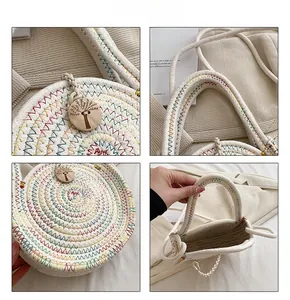 Détails d'un sac rond tissé à la main avec coutures ondulées colorées et bouton en bois