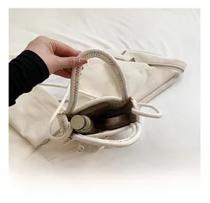 Vue intérieure montrant la capacité du sac tissé beige avec détails de couture arc-en-ciel