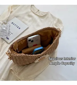 Detalle interior del bolso de paja con bolsillo de cremallera y espacio amplio