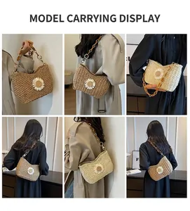 Detalle del bolso de paja trenzada con margarita blanca y correa de cadena ámbar