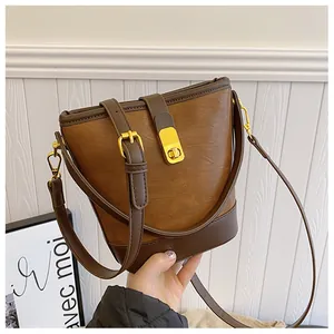 Details der Vintage Kontrast-Eimertasche mit goldenen Beschlägen und zwei Gurten