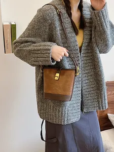 Retro-Eimertasche aus braunem Wildleder mit Goldschloss und Umhängeriemen für Herbst