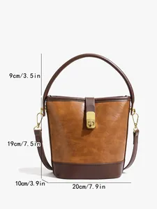 Retro-Beuteltasche in Kontrastfarben mit Griff und abnehmbarem Gurt auf weißem Hintergrund