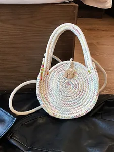 Sac rond bohème en paille blanche avec coutures arc-en-ciel et bouton en bois décoratif