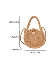 Petit sac rond en paille tressée avec bouton en bois et dimensions pour les vacances