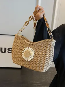 Bolso de hombro de paja tejida con adorno de margarita y cadena de acrílico ámbar