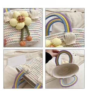 Détail d'un sac tissé coloré avec accents floraux 3D faits main et poignées arc-en-ciel